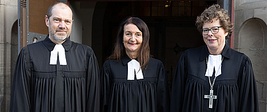 Diakonie und Ökumene: Der neue Dezernent Dr. Diethelm Meißner, die scheidende Dezernentin Claudia Brinkmann-Weiß und Bischöfin Dr. Beate Hofmann vor der Kasseler Christuskirche. (Foto: medio.tv/Schauderna) 