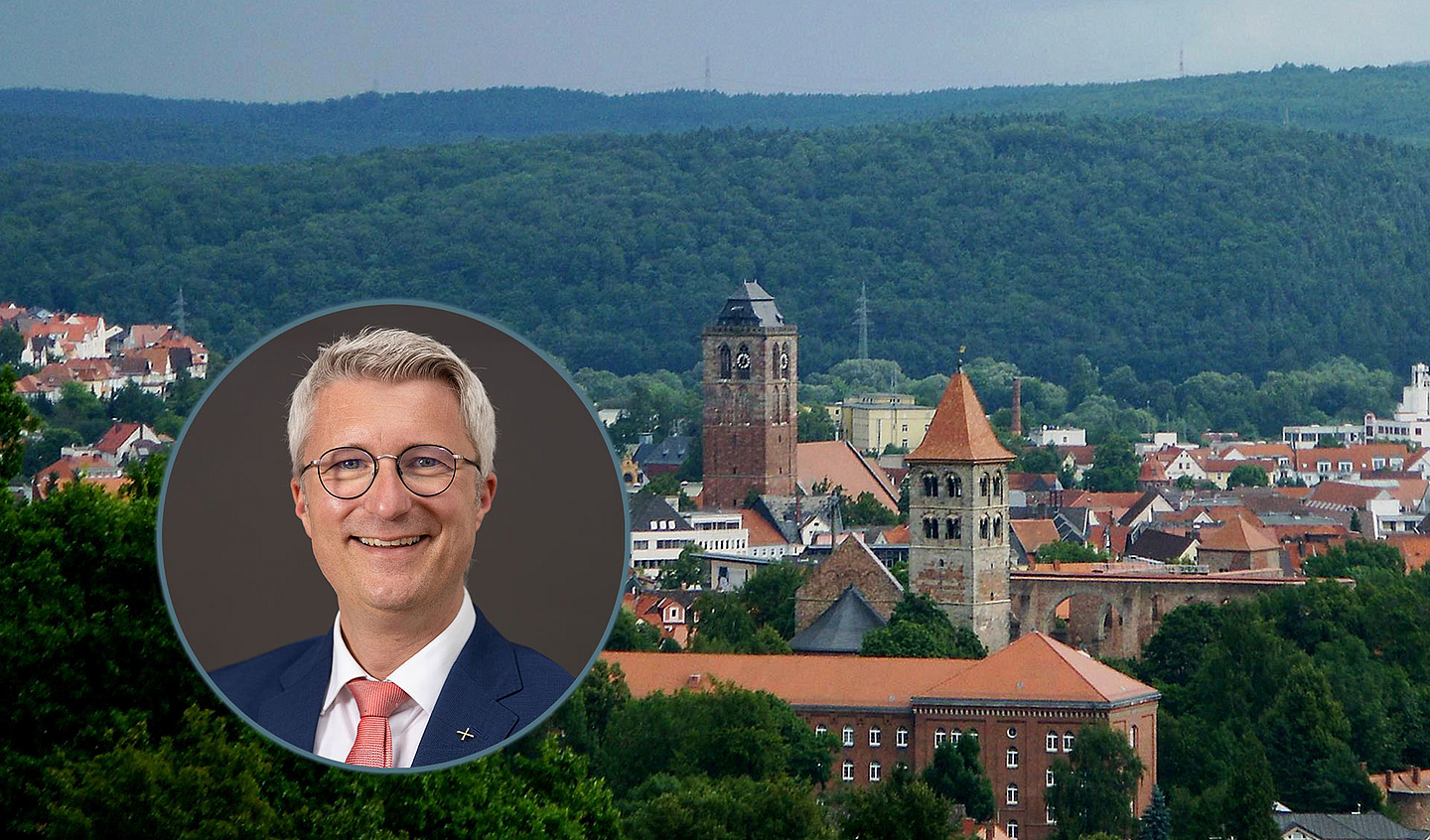 Pfarrer Michael Zehender übernimmt das Amt des Dekans. Sitz des Dekanats ist Bad Hersfeld. Im Hintergrund sind die evangelische Stadtkirche und davor die bekannte Stiftsruine zu sehen.  Pfarrer Michael Zehender übernimmt das Amt des Dekans. Sitz des Dekanats ist Bad Hersfeld. Im Hintergrund sind die evangelische Stadtkirche und davor die bekannte Stiftsruine zu sehen.