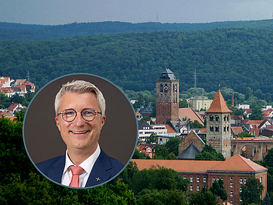 Pfarrer Michael Zehender übernimmt das Amt des Dekans. Sitz des Dekanats ist Bad Hersfeld. Im Hintergrund sind die evangelische Stadtkirche und davor die bekannte Stiftsruine zu sehen. 
