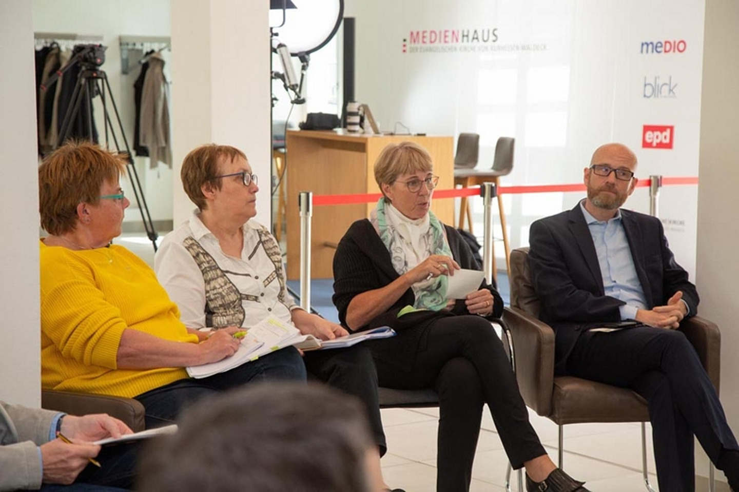In Arbeitsgruppen wurden anschließend die Themen des Berichts vertieft und Konsequenzen diskutiert. (Foto: medio.tv/Schauderna)