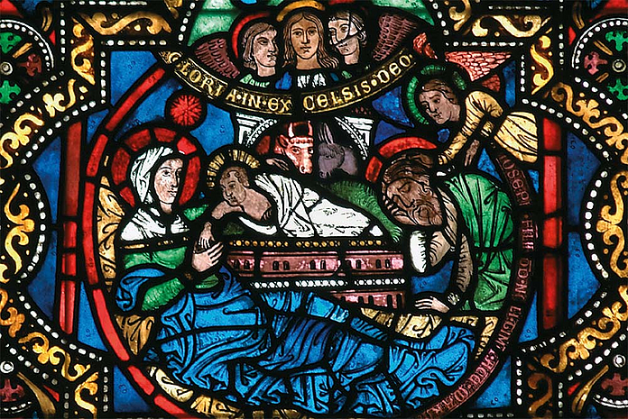 Fenstersegment «Christi Geburt» der Elisabethkirche in Marburg. Aus dem Fensterbild ist eine meditative Poskartenserie mit Liedern, Bibeltexten und Gebeten entstanden, die in vielen Kirchen im Advent ausliegt, siehe Linktipp. (Foto: Gerhard Jost)
