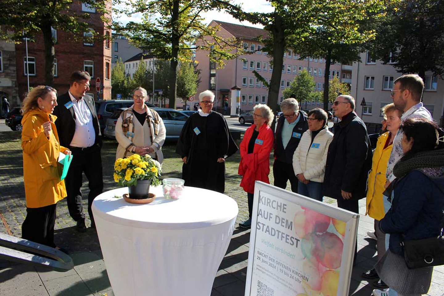 Zahlreiche ehrenamtliche Helferinnen und Helfer begleiteten die Täuflinge bei der spontanen Taufe in der Christuskirche.