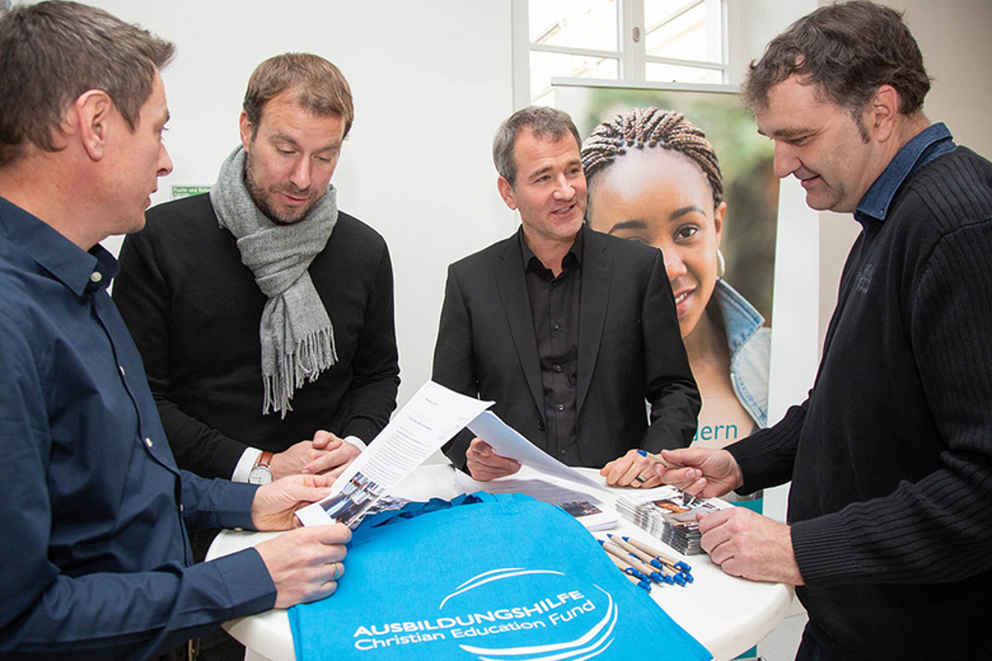 Am Stand der Ausbildungshilfe der EKKW informierten Pfarrer Bernd Kappes (3.v.l.) und Pfarrer Nico Jäger (2.v.l.) die beiden Medienhausredakteure Christian Küster (l.) und Olaf Dellit (r.) über die Arbeit des Vereins.