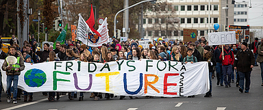 Globaler Klimastreik auf der Straße: Tausende Menschen demonstrierten 2019 weltweit für ein Umdenken in der Klimapolitik. Unser Foto zeigt eine Demo in Kassel. Aufgerufen hatte dazu die Schülerbewegung Fridays for Future. 2020 werden die Demonstrationen wegen Corona ins Internet verlagert. (Archiv-Foto: medio.tv/Schauderna)
 
