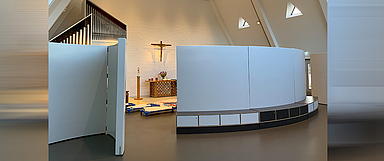 Die drittplatzierte Friedenskirche in Bad Wildungen wurde 1962 in Form eines Zeltes erbaut. Seit 2020 bietet die Kirche an Sonn- und Feiertagen Raum für Gottesdienste, in der Woche ist sie Spiel- und Bewegungsstätte, Andachts- und Ruhebereich für Kinder. (Foto: Stiftung KiBa)