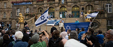 Mit einer Kundgebung vor dem Rathaus in Kassel solidarisierten sich nach den terroristischen Angriffen der Hamas am Mittwoch (11.10.) rund 400 Menschen mit Israel. (Foto: medio.tv/Schauderna)