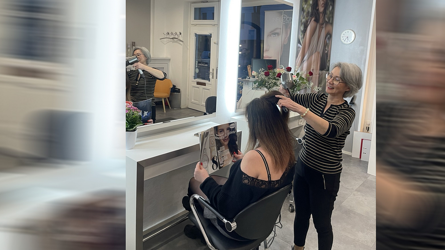 Friseurmeisterin Thu bei der Arbeit