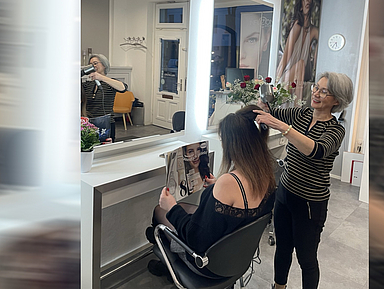 Friseurmeisterin Thu bei der Arbeit