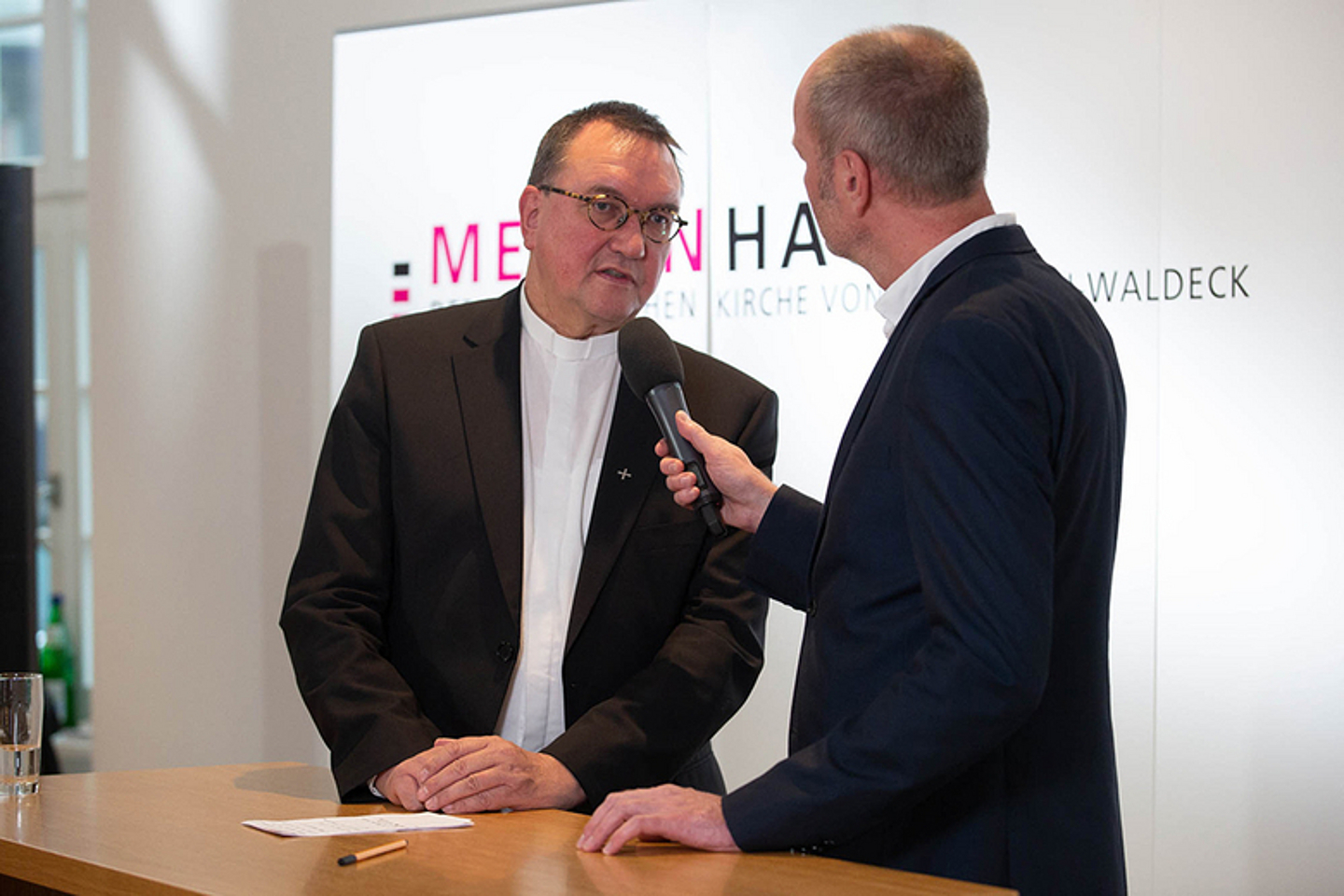 Interview am Medienhausstand mit Bischof Prof. Dr. Martin Hein durch den Leiter des Medienhauses der EKKW, Pfarrer Christian Fischer.