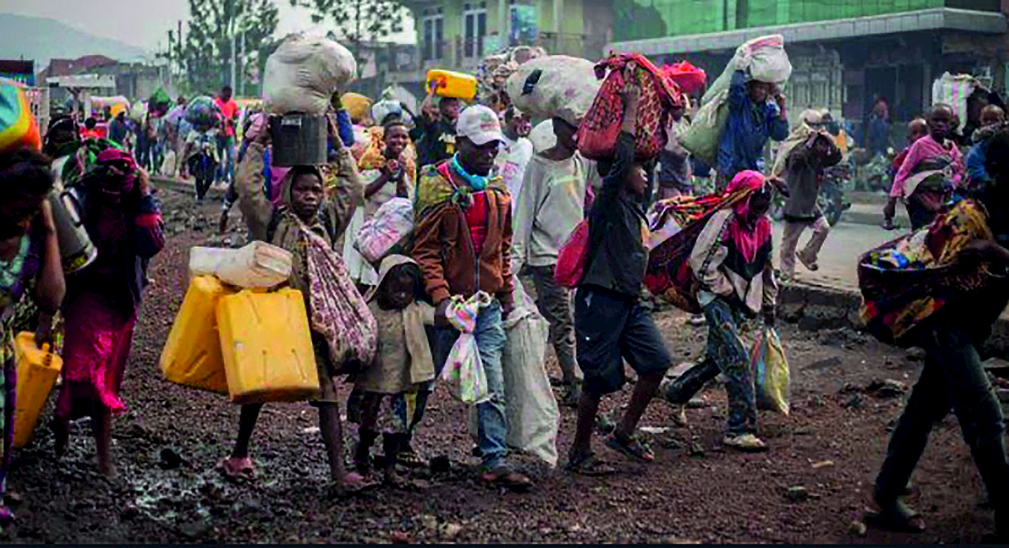 Unser Foto zeigt Menschen, die aus der Provinzhauptstadt Goma geflüchtet sind.