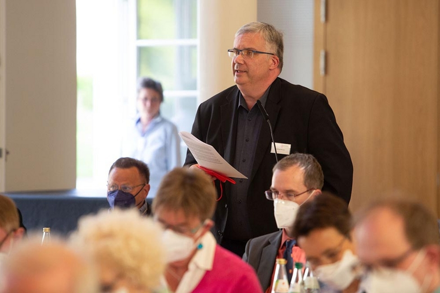 Aussprache zum Bericht der Bischöfin, hier der Synodale Andreas Maraun - Erste Tagung der 14. Landessynode der EKKW vom 5. bis 7. Mai 2022 in Hofgeismar. (Foto: medio.tv/Schauderna)