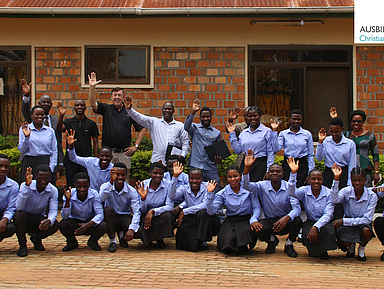 Studierende in Bukoba (Tansania) mit Ausbildungshilfe-Geschäftsführer Armin Beck (letzte Reihe, 3.v.l.)
