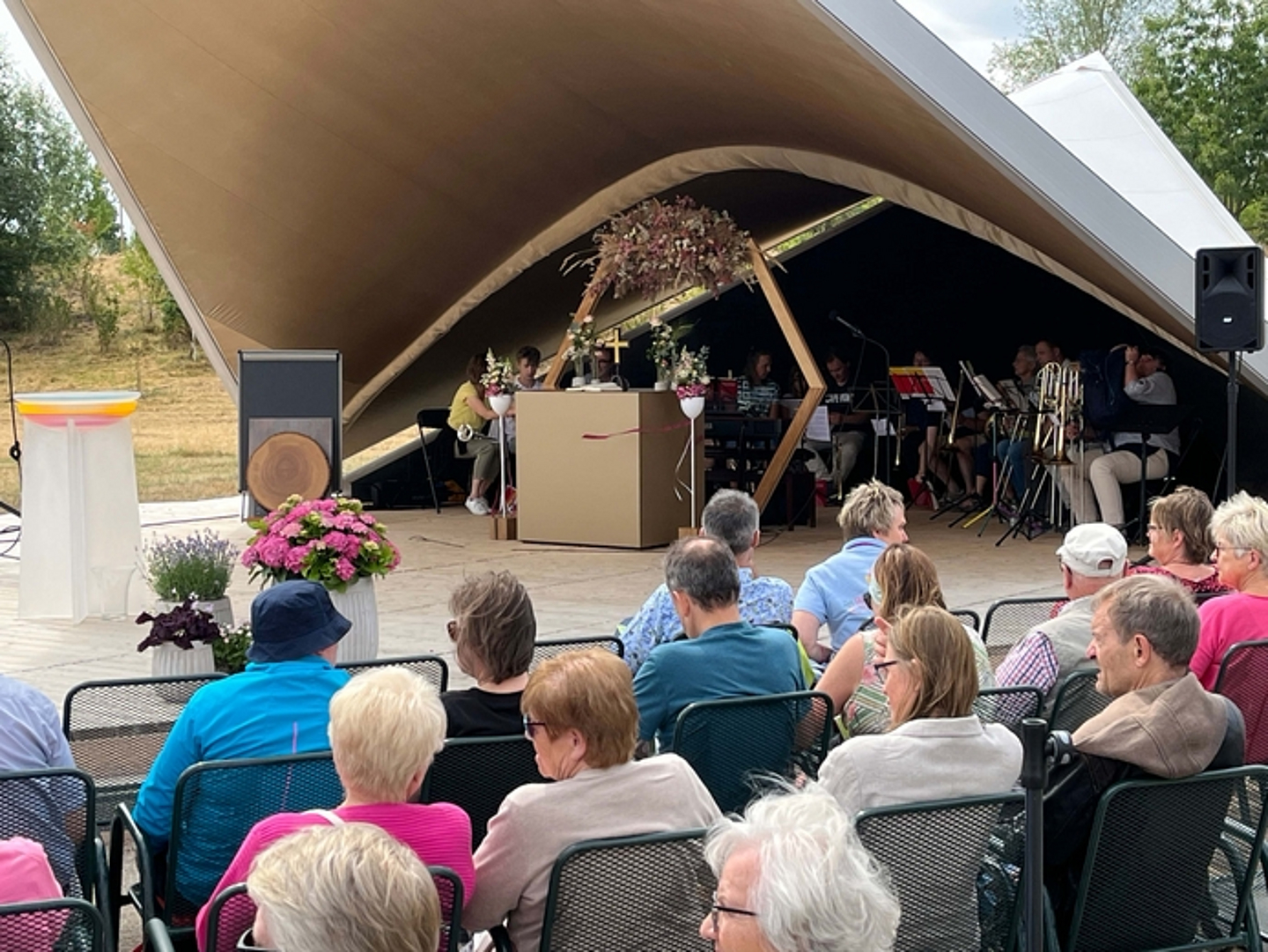 Gottesdienst mit Baum-Aktion zur Themenwoche «Bäume und Pflanzen» auf der Landesgartenschau in Fulda.