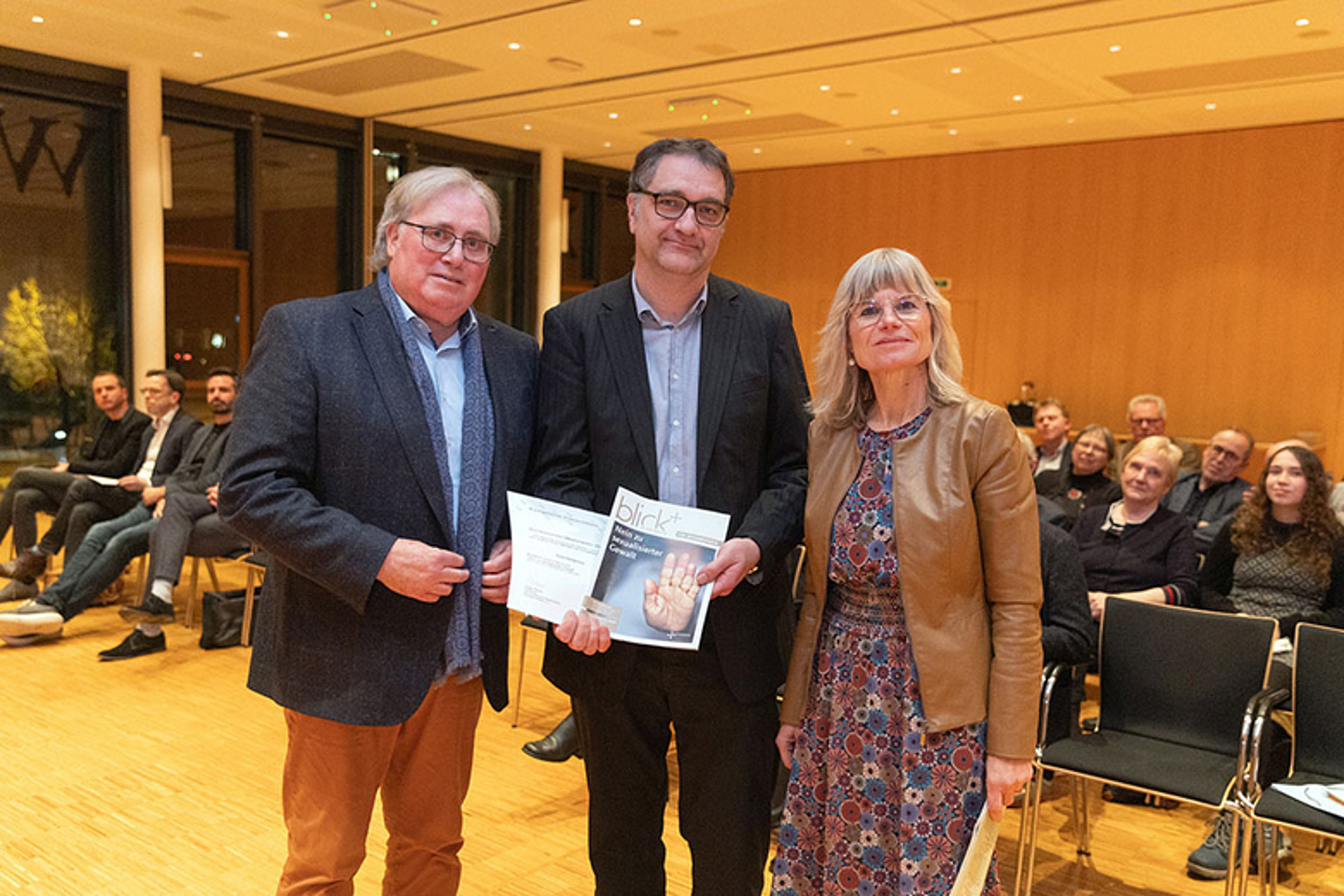 Sonderpreis für das Magazin blick in die kirche (v.l.): Dekan i.R. Jürgen Renner, Vorsitzender des Ev. Presseverbandes der EKKW, Redakteur Olaf Dellit und Laudatorin Bettina Schaefer, hr/Fernsehredaktion, Kassel 