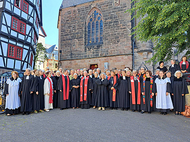 Jubiläum in Marburg: Die Teilnehmerinnen vor der Universitätskirche
