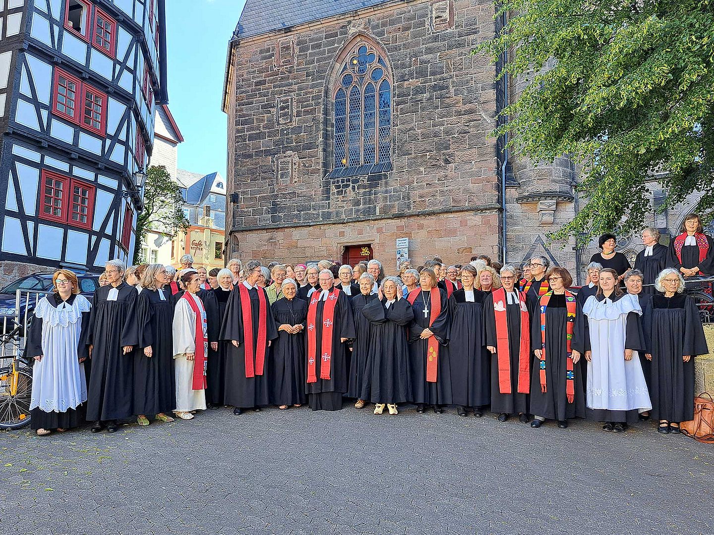 Jubiläum in Marburg: Die Teilnehmerinnen vor der Universitätskirche