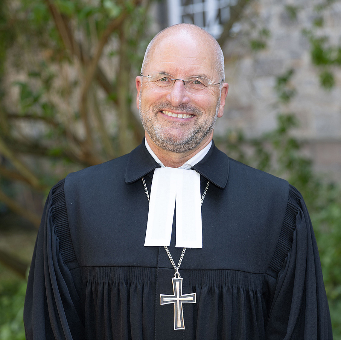 Das Foto zeigt Propst Norbert Mecke vor der Evangelischen Kirche Kirchditmold. Das Foto zeigt Propst Norbert Mecke vor der Evangelischen Kirche Kirchditmold.