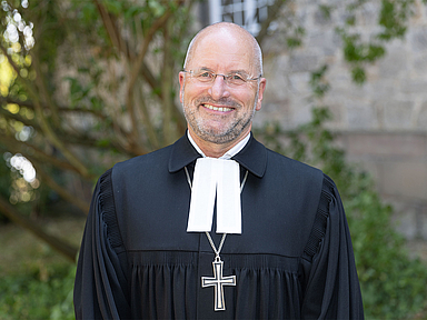 Das Foto zeigt Propst Norbert Mecke vor der Evangelischen Kirche Kirchditmold. Das Foto zeigt Propst Norbert Mecke vor der Evangelischen Kirche Kirchditmold.