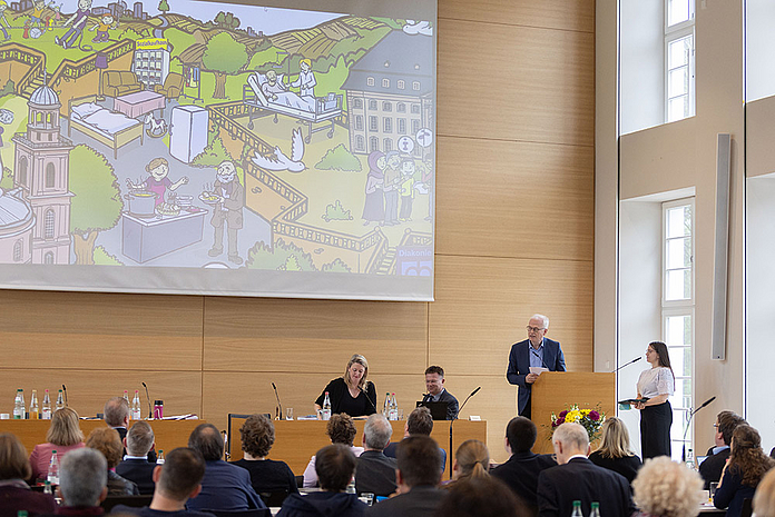 Frühjahrstagung der Synode der EKKW 2023 - Tag 3 Die Synodalen Beate Rilke, Dekan Ralf Gebauer und Sophia Gerson führten in den Diakonie-Bericht ein. (Foto: medio.tv/Schauderna)