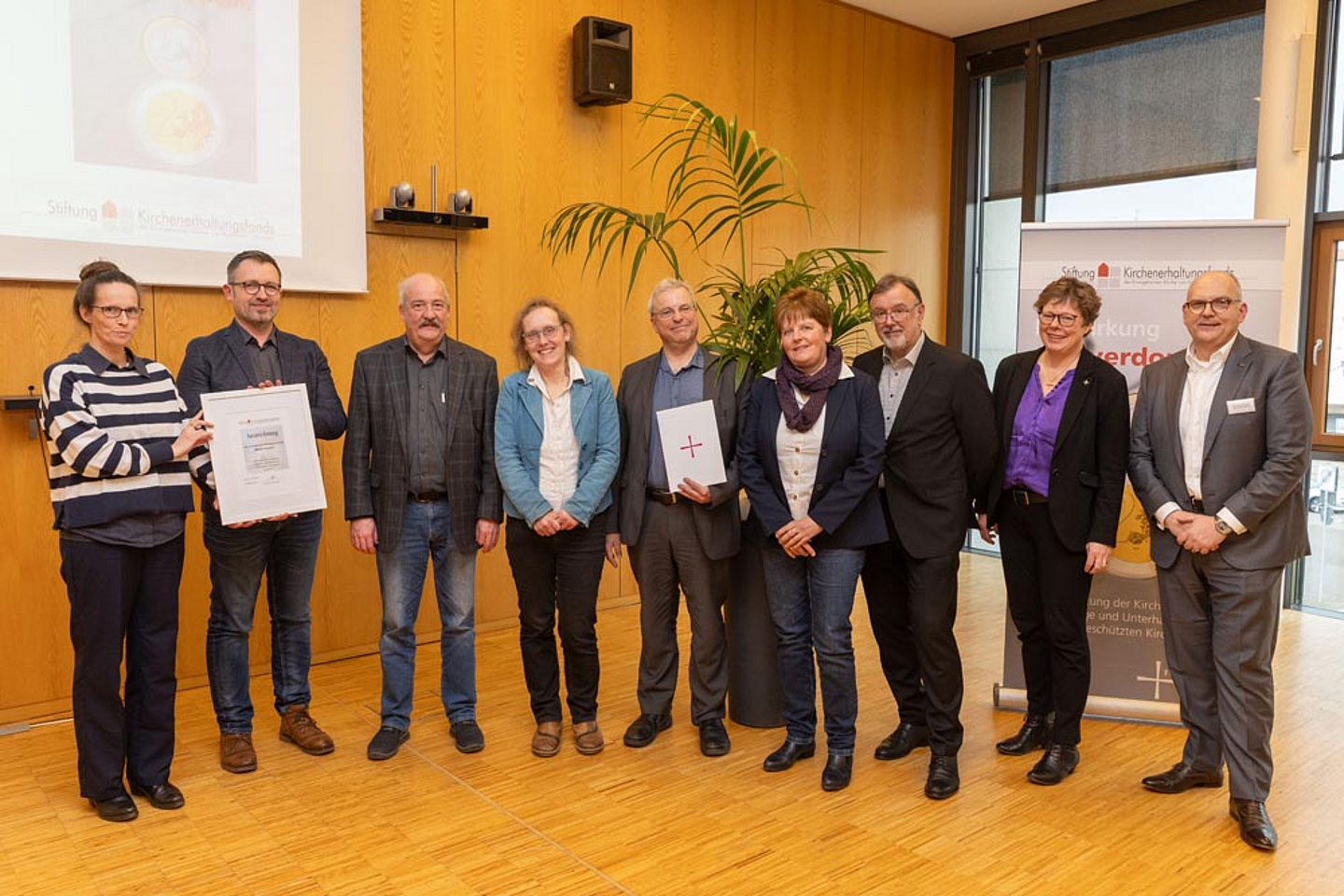 Die Ev. Kirchengemeinde Witzenhausen, Kirchenkreis Werra-Meißner mit  dem Vorstandsvorsitzenden des Kirchenerhaltungsfonds und Laudator Dr. Andreas Fehr (r.) und Bischöfin Dr. Beate Hofmann (2.v.r.) 