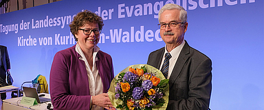 Bischöfin Dr. Beate Hofmann bedankte sich bei Präses Dr. Thomas Dittmann für dessen langjähriges Engagement für die Landeskirche. (Foto: medio.tv/Schauderna)