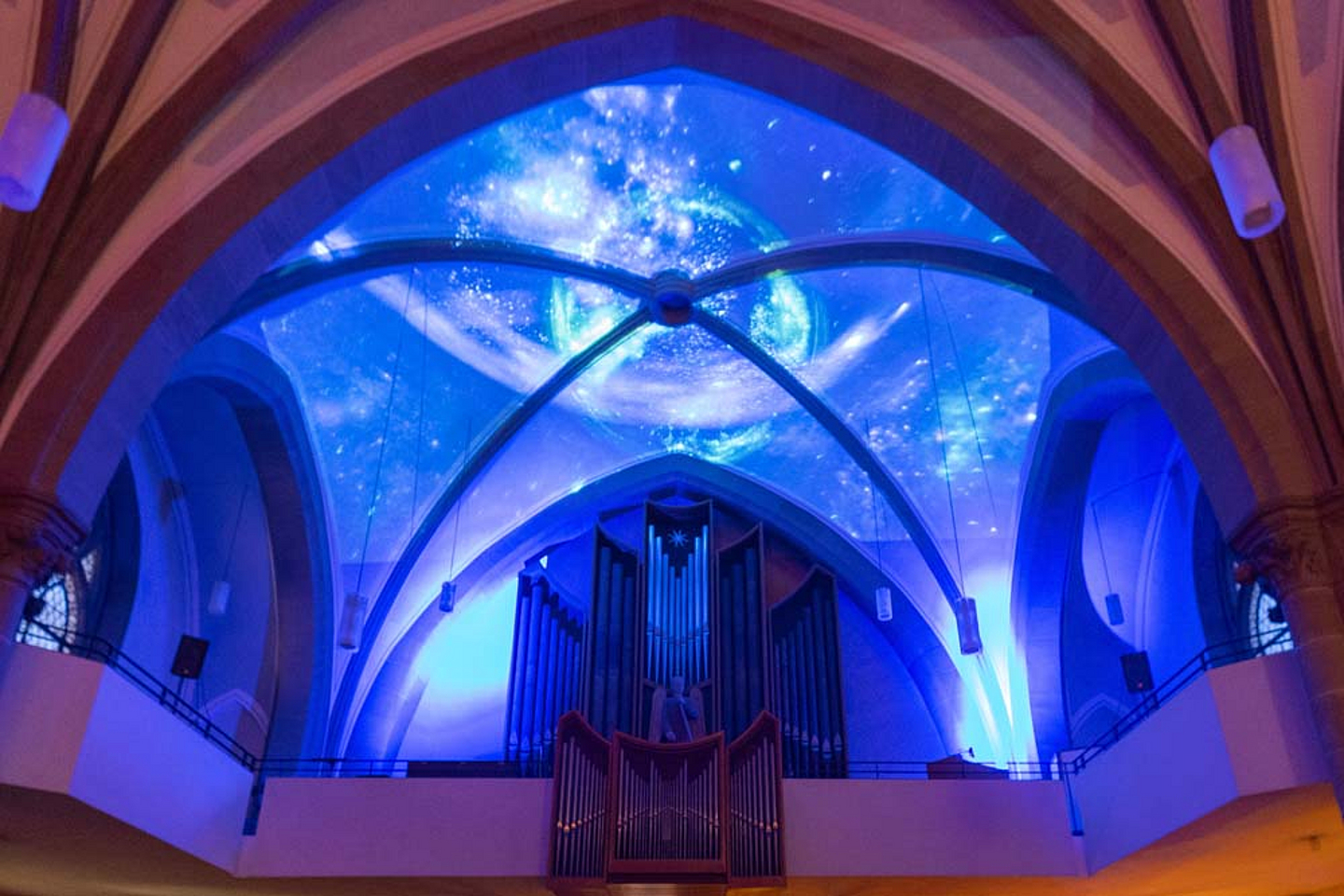 Licht- und Multimedia-Installation an der Kirchendecke