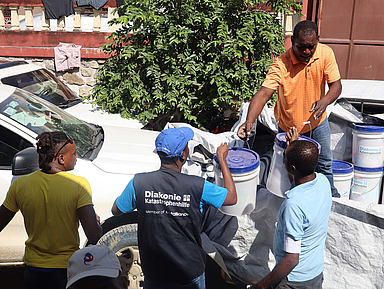 Hurrikan in Haiti: In der besonders betroffenen haitianischen Stadt Petit Goave haben Betroffene Hygienepakete erhalten, die unter anderem Seifen, Handtücher, Wassereimer und Wasserreinigungstabletten umfassten.