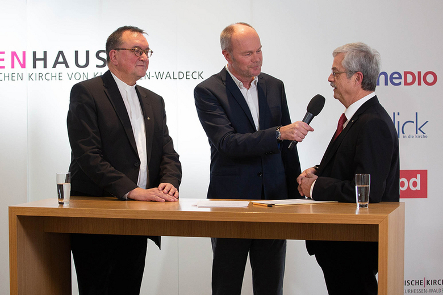 Interview am Medienhausstand zum Thema Ehrenamt mit Bischof Prof. Dr. Martin Hein (l.) und Präses Kirchenrat Dr. Thomas Dittmann (r.) durch den Leiter des Medienhauses der EKKW, Pfarrer Christian Fischer (Mitte)