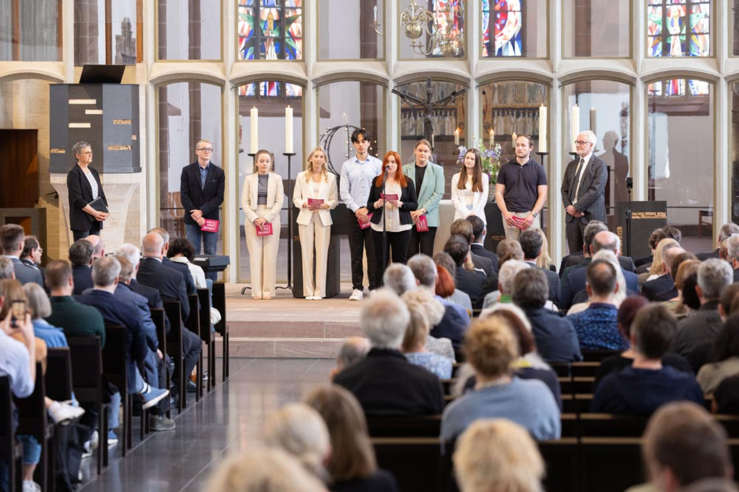 Als „Stimme der Zukunft“ trugen Auszubildende und Anwärterinnen und Anwärter persönliche Gedanken über Freiheit, Rechtsstaatlichkeit und Demokratie vor.
