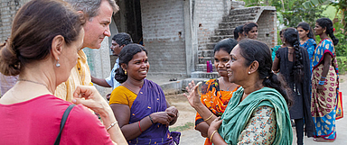 Ausbildungshilfe-Geschäftsführer Bernd Kappes (2.v.l.) und Ökumenedezernentin Claudia Brinkmann-Weiß (l.) im Gespräch mit indischen Frauen. Das Foto entstand während einer Besuchsreise der Ausbilungshilfe in Indien. (Foto: medio.tv/Dellit)