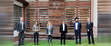 Tauschten sich aus (v.l.): Pfarrer Dr. Manuel Goldmann für den christlich-jüdischen Dialog der Evangelischen Kirche von Kurhessen-Waldeck (EKKW), Claudia Brinkmann-Weiß, Dezernentin für Diakonie und Ökumene in der EKKW, Irina Pisarevska, Vorsitzende der Jüdischen Gemeinde Hanau, Bischöfin Dr. Beate Hofmann, Rabbiner Shimon Großberg und Oliver Dainow, Geschäftsführer der Jüdischen Gemeinde Hanau. (Foto: Ulrike Pongratz)