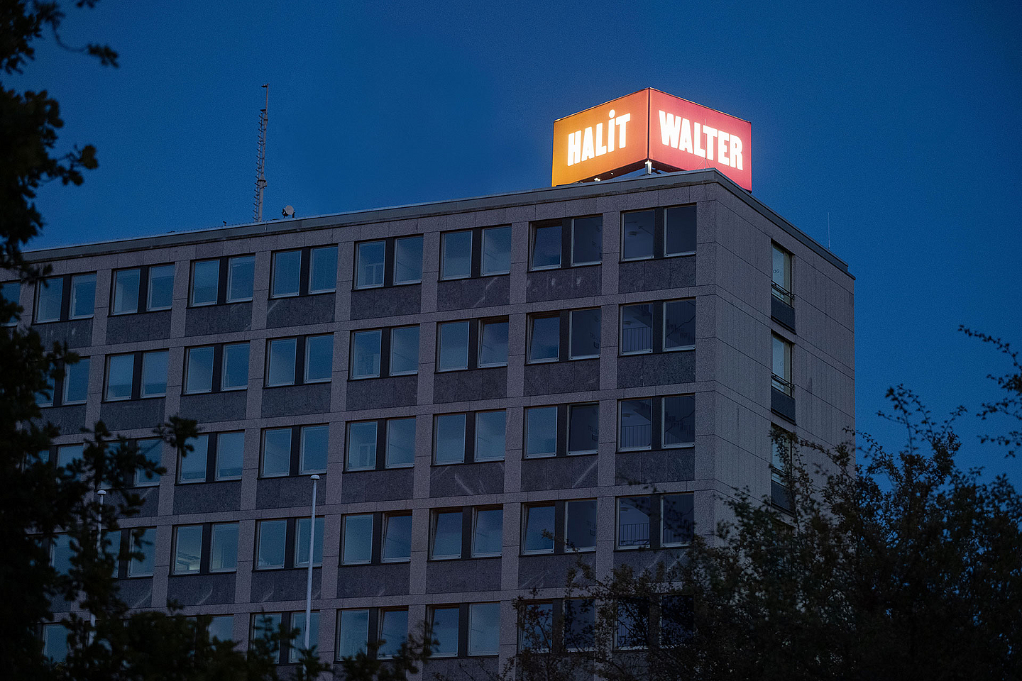 Die Vornamen von Halit Yozgat und Walter Lübcke strahlen weit in leuchtenden Farben vom Dach des Kasseler Regierungspräsidiums an der Frankfurter Straße. 