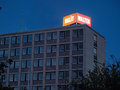 Die Vornamen von Halit Yozgat und Walter Lübcke strahlen weit in leuchtenden Farben vom Dach des Kasseler Regierungspräsidiums an der Frankfurter Straße. 