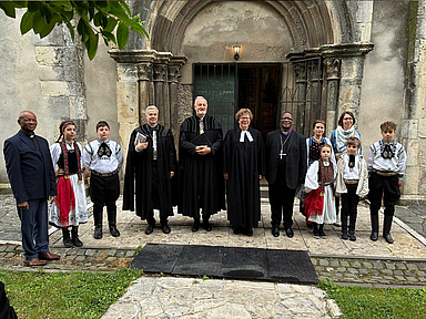 Gruppenfoto in Rumänien (v.l.): Pfarrer Hendrik Letlape, Kinder der Jugendgruppe, Pfarrer Alfred Dahinten, Bischof Reinhard Guib, Bischöfin, Bischof Elias Mogorosi, Frau Dahinten, Kathrin Mantey vom Zentrum Oekumene und weitere Kinder der Jugend-Tanzgruppe.