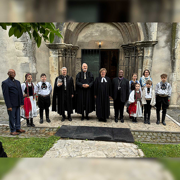 Gruppenfoto in Rumänien (v.l.): Pfarrer Hendrik Letlape, Kinder der Jugendgruppe, Pfarrer Alfred Dahinten, Bischof Reinhard Guib, Bischöfin, Bischof Elias Mogorosi, Frau Dahinten, Kathrin Mantey vom Zentrum Oekumene und weitere Kinder der Jugend-Tanzgruppe.