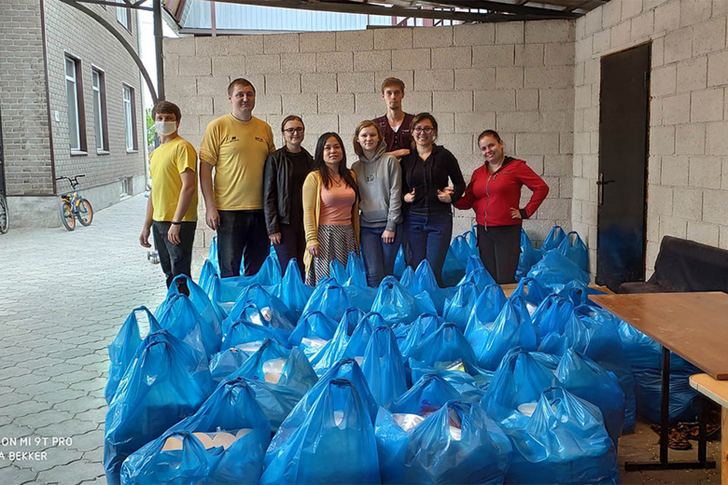 Packen gemeinsam Hilfspäckchen: Mitarbeitende von „Stop Violence“ sowie kirchliche Mitarbeitende mit der Projektmanagerin der Lutherischen Kirche, Mariia Bekker (2.v.r.) . (Foto: Mariia Bekker, Bishkek)