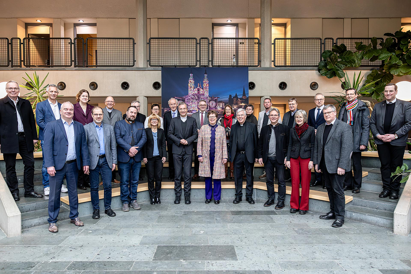 Die Teilnehmenden der Kirchenleitungen des Bistums Fulda und der Evangelischen Kirche von Kurhessen-Waldeck 
