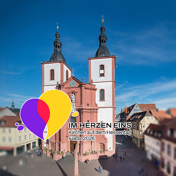 «Im Herzen eins»: Das Hessentagsmotto kommt auch in einem gemeinsamen Logo zum Ausdruck – ein Symbol des Miteinanders. Im Hintergrund ist die Fuldaer Stadtpfarrkirche zu sehen, die während des Hessentags zur multimedial inszenierten Hessentagskirche wird.