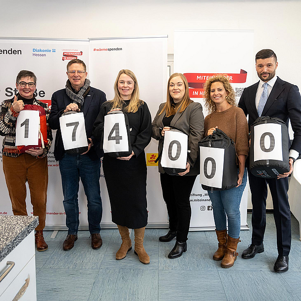 Vorstände und Förderer (v.l.): Dr. Sabine Tonscheidt (Lotto Hessen), Carsten Tag (Diakonie Hessen), Lisa Deißler (Landesstiftung „Miteinander in Hessen“), Marina Bergner (Mainova AG), Dominique Stoyhe (Hit Radio FFH) und Eugenio Oscar Caceres (TARGOBANK)