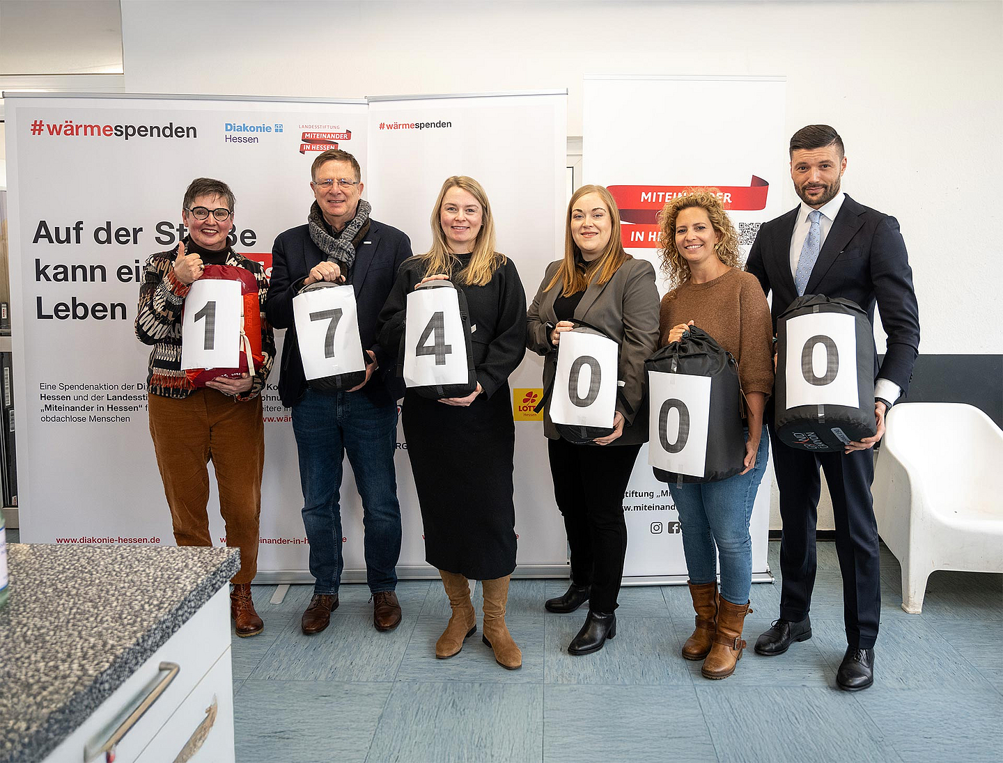 Vorstände und Förderer (v.l.): Dr. Sabine Tonscheidt (Lotto Hessen), Carsten Tag (Diakonie Hessen), Lisa Deißler (Landesstiftung „Miteinander in Hessen“), Marina Bergner (Mainova AG), Dominique Stoyhe (Hit Radio FFH) und Eugenio Oscar Caceres (TARGOBANK)