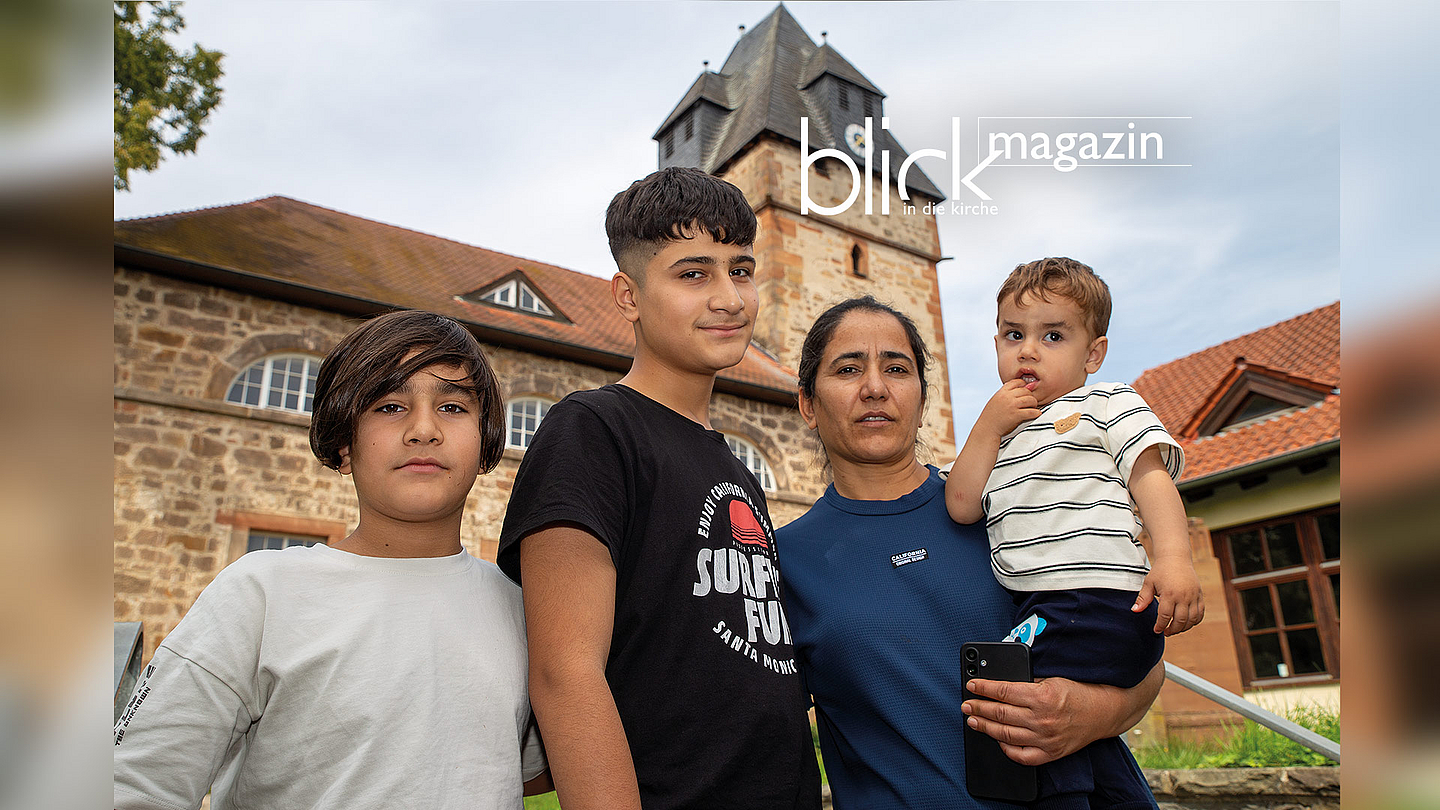 Vor der Sterzhäuser Kirche: Sakine Ayhan und ihre Söhne Toprak, Emir Ali und Baris (von links) sind aus der Türkei geflohen