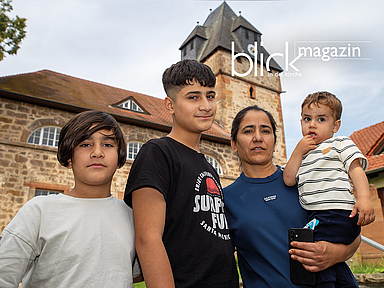 Vor der Sterzhäuser Kirche: Sakine Ayhan und ihre Söhne Toprak, Emir Ali und Baris (von links) sind aus der Türkei geflohen