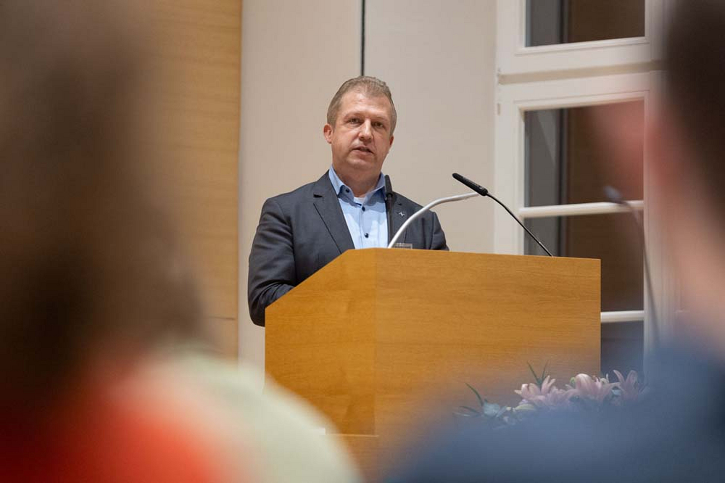 Präses Kirchenrat Dr. Michael Schneider führte ins Thema des Vortrags ein