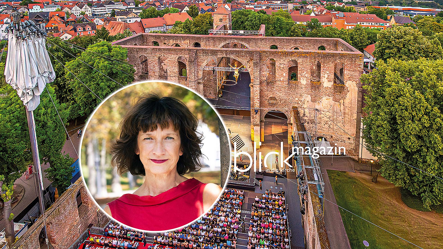 Elke Hesse wurde 1964 in Wien geboren. Seit 2010 leitet sie das MuTh, den Konzertsaal der Wiener Sängerknaben. Zusätzlich ist sie seit dieser Spielzeit Intendantin der Bad Hersfelder Festspiele. Im Hintergrund ist die Stiftsruine mit der Theaterbühne zu sehen.