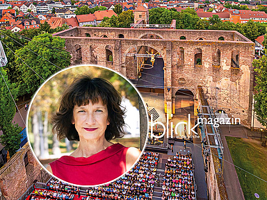 Elke Hesse wurde 1964 in Wien geboren. Seit 2010 leitet sie das MuTh, den Konzertsaal der Wiener Sängerknaben. Zusätzlich ist sie seit dieser Spielzeit Intendantin der Bad Hersfelder Festspiele. Im Hintergrund ist die Stiftsruine mit der Theaterbühne zu sehen.