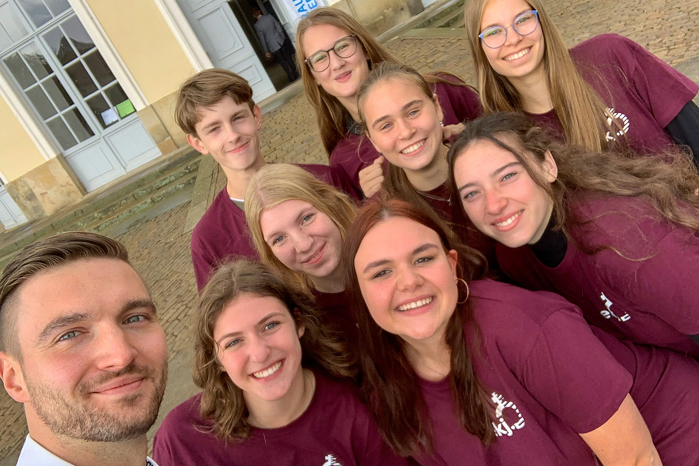 Die Evangelische Jugend Wurzen mit Diakon Fabian Hanspach (links) Die Evangelische Jugend Wurzen mit Diakon Fabian Hanspach als Gruppenfoto