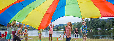 Familienspaß am Edersee. Die Kirche unterwegs hat für die ganze Famile Ferienspaß im Programm. (Foto: medio.tv/Schauderna)