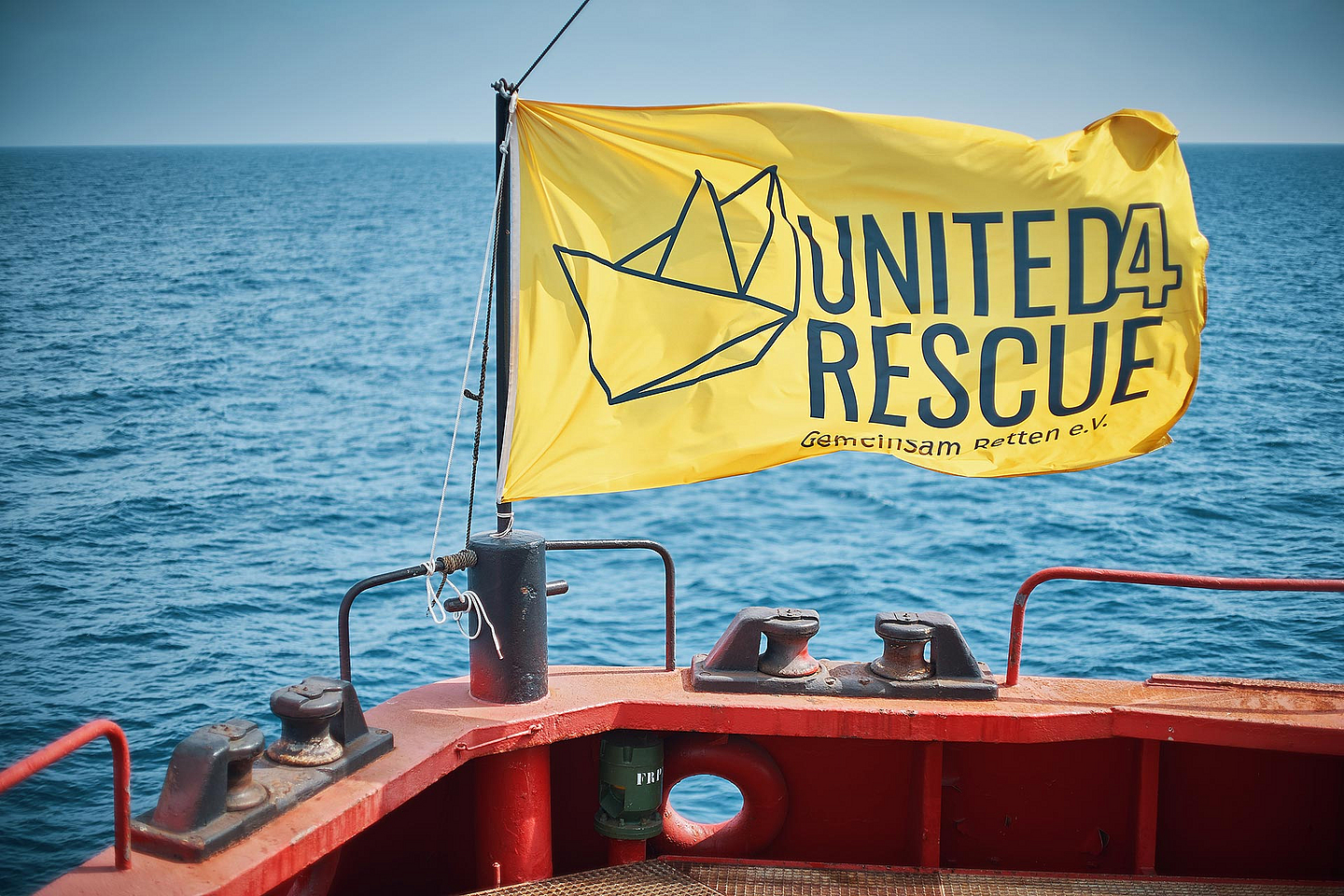 Flagge zeigen für Menschlichkeit: Ein Seenotrettungsschiff mit der United4Rescue-Flagge