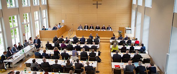 Blick in den Synodalsaal im nordhessischen Hofgeismar. (Foto: medio.tv/Schauderna)