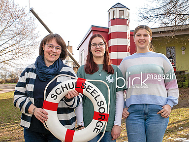 Vor dem Leuchtturm: (von links) Pfarrerin Kerstin Palisaar mit Melina Felske und Frieda Wollner aus der Seelsorge-AG